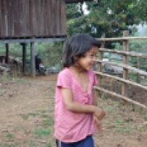 Enfants au village perdu dans les montagnes Thaïlandaises