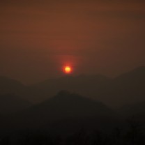 Couché de soleil sur les montagnes Thaïlandaise