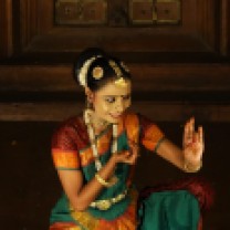Jeune danseuse pratiquant la danse culturelle du Kerala, au sud de l'Inde