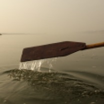 Embarcation sur le Gange aux heures très matinales. Pas si facile de ramer !