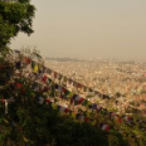 Voici une vue sur Kathmandu depuis le temple de Swayambunath