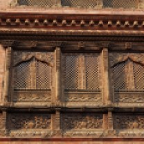 Fenêtre typique de l'architecture NEWAR, ethnie Népalaise dominante au Népal, elle a donné les meilleurs artistes dans plusieurs domaines,dont l'architecture qui habille Katmandou et plusieurs autres villes au NEPAL